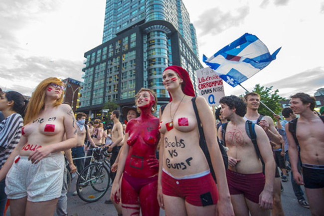 Nữ sinh bán nude biểu tình học phí tăng cao.
