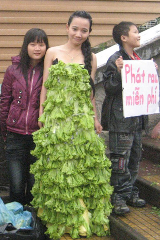 Cựu sinh viên Đại học Đà Lạt - Phạm Triều Chính - mặc trang phục được kết từ rau diếp để kêu gọi mọi người nâng cao ý thức bảo vệ động vật bằng cách ăn chế độ rau xanh.
