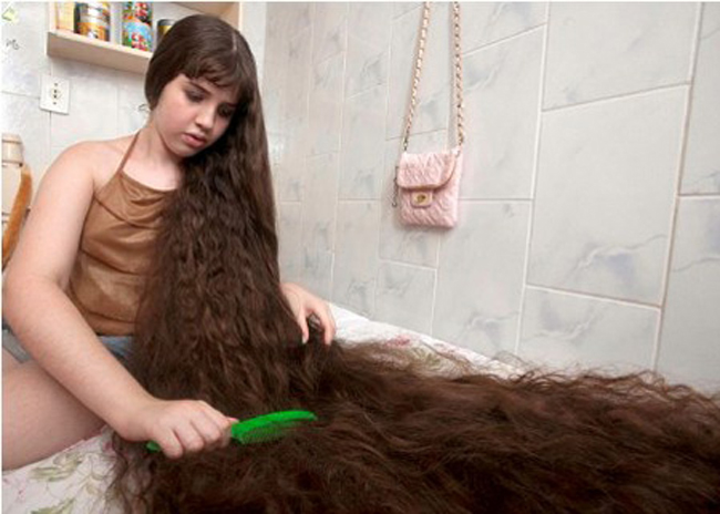 Một nữ sinh 12 tuổi có tên Natasha Moraes de Andrade tại Braxin “rao bán” mái tóc dài 1,57m của mình với giá 3.500 bảng Anh (112 triệu VNĐ).