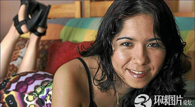 Tháng 7/2009, cô gái 28 tuổi gốc Ecuador và đang theo học ngành y tại Tây Ban Nha đã quyết định rao bán đấu giá trinh tiết của mình (giá khởi điểm là 15 nghìn Euro) để có tiền chữa bệnh mất trí nhớ cho mẹ của cô. 
