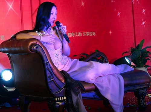 Váy cổ V khoe vẻ phồn thực của Gan Lulu - 2