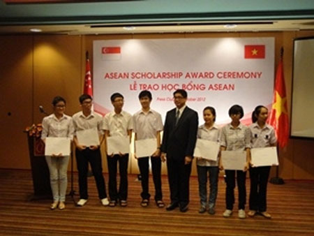 9 học sinh VN nhận học bổng ASEAN 2012 - 1