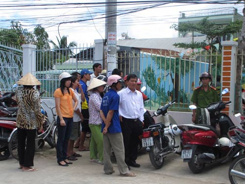 Phó Cục thuế đến cơ quan vợ nhảy lầu tự tử - 2