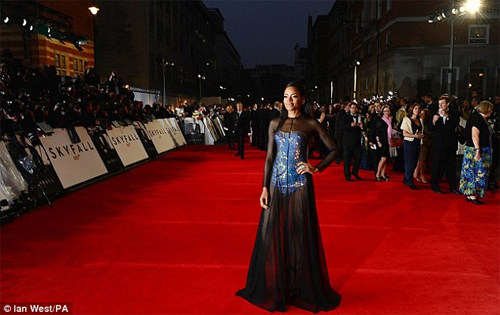 Bond girl đua sexy, nổi loạn - 14