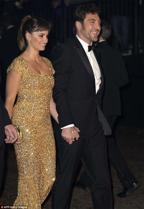 Bond girl đua sexy, nổi loạn - 16