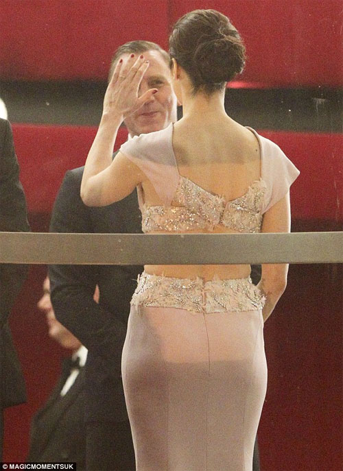 Bond girl đua sexy, nổi loạn - 8