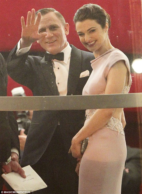 Bond girl đua sexy, nổi loạn - 9