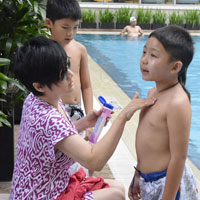 Ca nhạc - MTV - Vắng chồng, vợ Bằng Kiều đưa con đi bơi