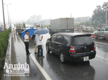 Chùm ảnh 10 ôtô "dồn toa" ở cao tốc trên cao - 2