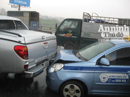 Chùm ảnh 10 ôtô "dồn toa" ở cao tốc trên cao - 4