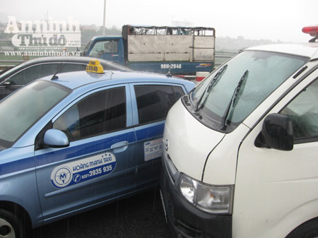 Chùm ảnh 10 ôtô "dồn toa" ở cao tốc trên cao - 5