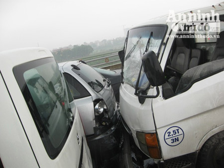 Chùm ảnh 10 ôtô "dồn toa" ở cao tốc trên cao - 6