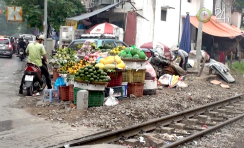 Leo đường ray "trêu tử thần" để… sống - 5