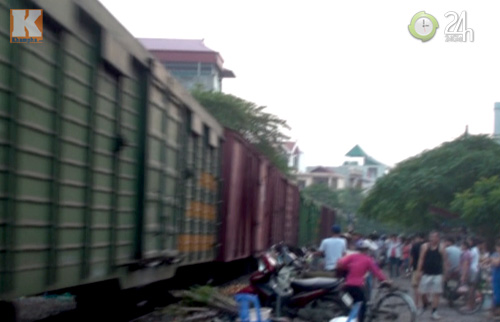 Leo đường ray "trêu tử thần" để… sống - 9