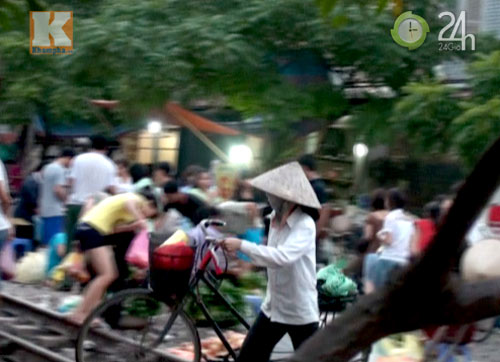 Leo đường ray "trêu tử thần" để… sống - 11