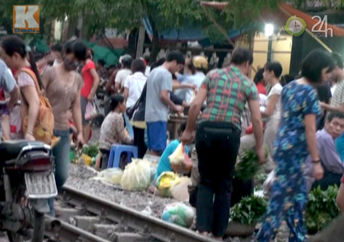 Leo đường ray "trêu tử thần" để… sống - 10