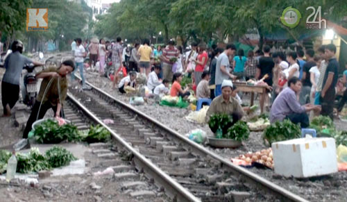 Leo đường ray "trêu tử thần" để… sống - 7