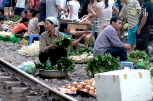 Leo đường ray "trêu tử thần" để… sống - 12