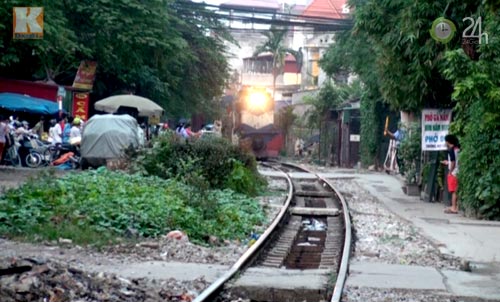 Leo đường ray "trêu tử thần" để… sống - 8