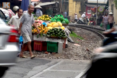 Leo đường ray "trêu tử thần" để… sống - 4