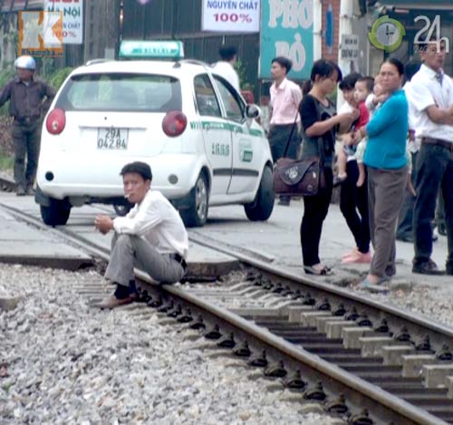 Leo đường ray "trêu tử thần" để… sống - 3