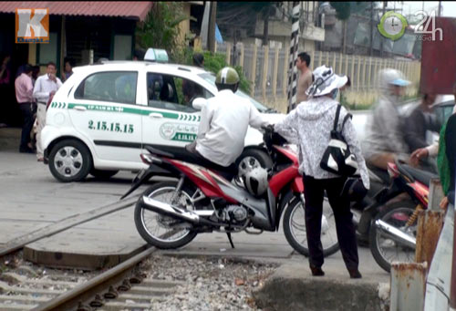 Leo đường ray "trêu tử thần" để… sống - 2