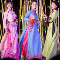 Bạn trẻ - Cuộc sống - Nữ sinh Phương Đông khoe vẻ đẹp truyền thống