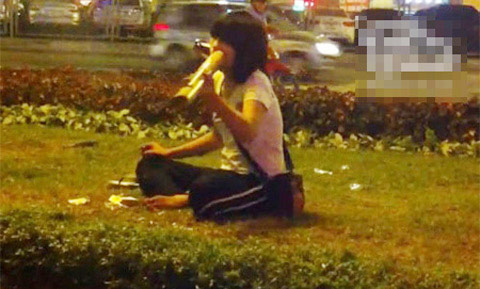 HN: Cô gái "bắn" thuốc lào liên hồi giữa phố - 1