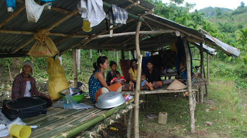 Quảng Ngãi: Dân rời làng vì sợ "đất nổ" - 1