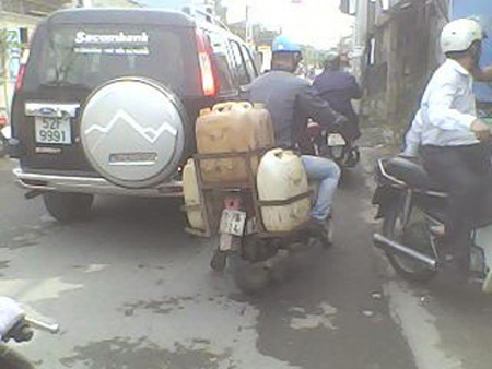 Màn "phù phép" cho xăng "nở" ra - 2