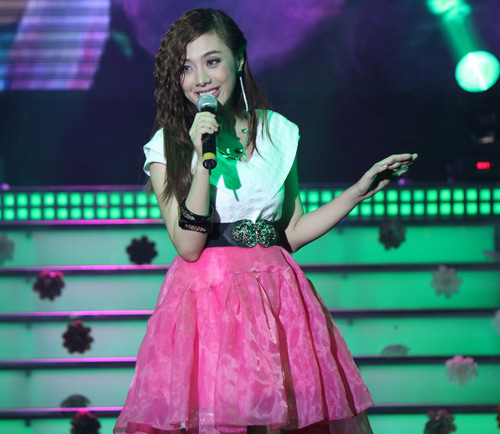 Vy Oanh khoe chân dài nõn nà - 10