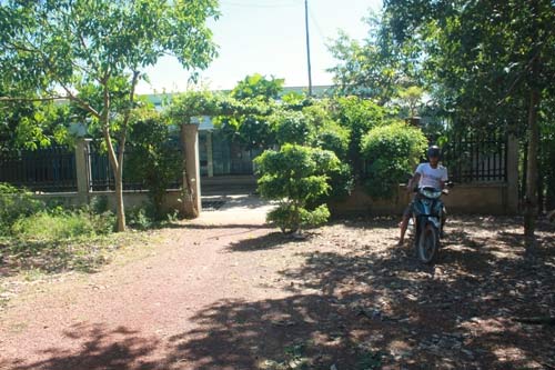 Cánh cổng nhà trẻ đè chết bé 2 tuổi - 2