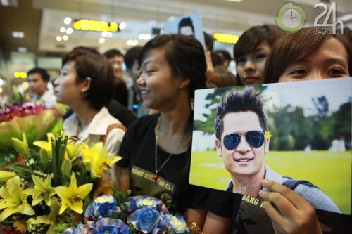 Fan Hà Nội đón gia đình Bằng Kiều - 2