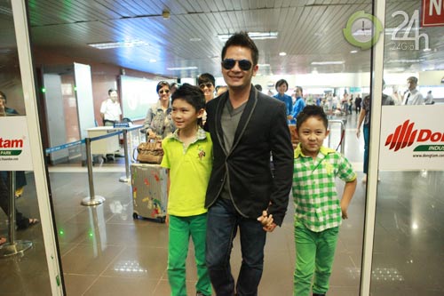 Fan Hà Nội đón gia đình Bằng Kiều - 3