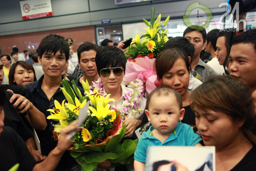 Fan Hà Nội đón gia đình Bằng Kiều - 4