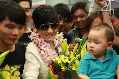 Fan Hà Nội đón gia đình Bằng Kiều - 5