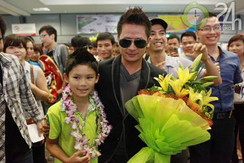 Fan Hà Nội đón gia đình Bằng Kiều - 7