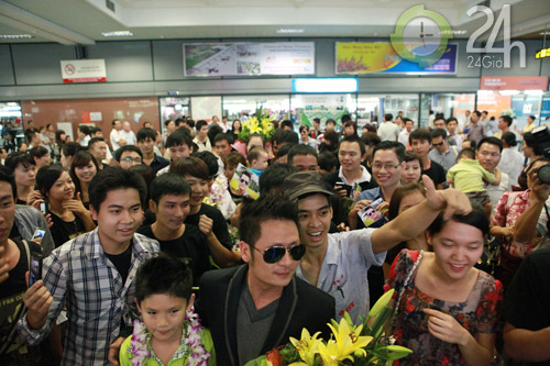 Fan Hà Nội đón gia đình Bằng Kiều - 8