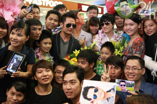 Fan Hà Nội đón gia đình Bằng Kiều - 9