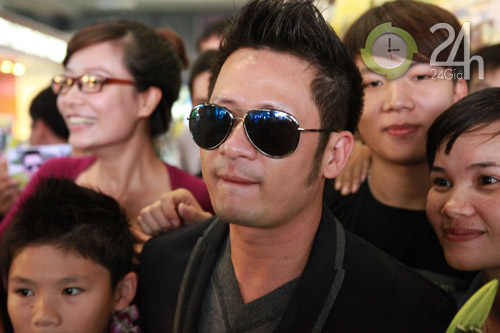 Fan Hà Nội đón gia đình Bằng Kiều - 13