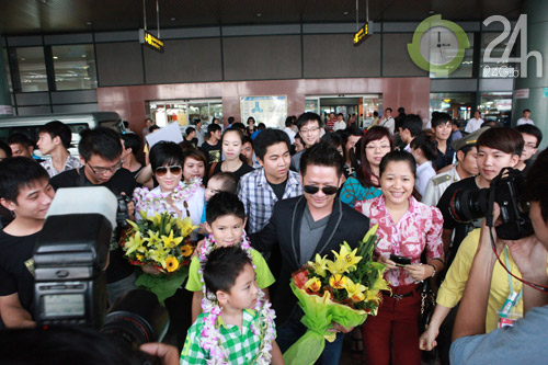 Fan Hà Nội đón gia đình Bằng Kiều - 10