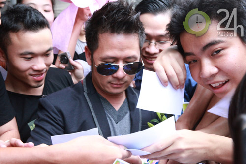 Fan Hà Nội đón gia đình Bằng Kiều - 12