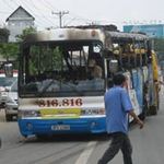 Tin tức trong ngày - Xe khách 50 chỗ nổ lốp, bốc cháy