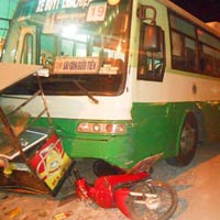 Tin tức trong ngày - Hàng trăm người bỏ chạy vì xe buýt "điên"