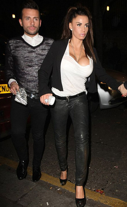 Người đẹp ngực bự đội quần chíp lên đầu - 15