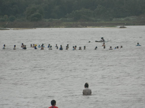 Gió quật, nhấn chìm 3 người qua sông - 2