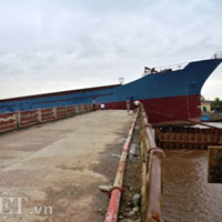 Tin tức trong ngày - Bão giật đứt neo, 2 tàu nghìn tấn đâm nát cầu