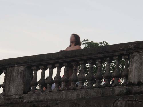 Người phụ nữ khỏa thân trên cầu Long Biên - 1