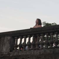 Tin tức trong ngày - Người phụ nữ khỏa thân trên cầu Long Biên