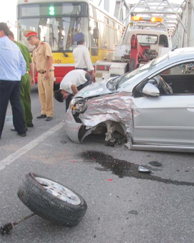 Hết cháy xe lại "đối đầu" ở cầu Chương Dương - 1